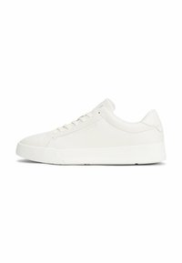 Zapatillas de cuero texturizado blancas con suela de goma, punta redonda y cierre de cordones. El diseño presenta acentos minimalistas y bordes suaves.