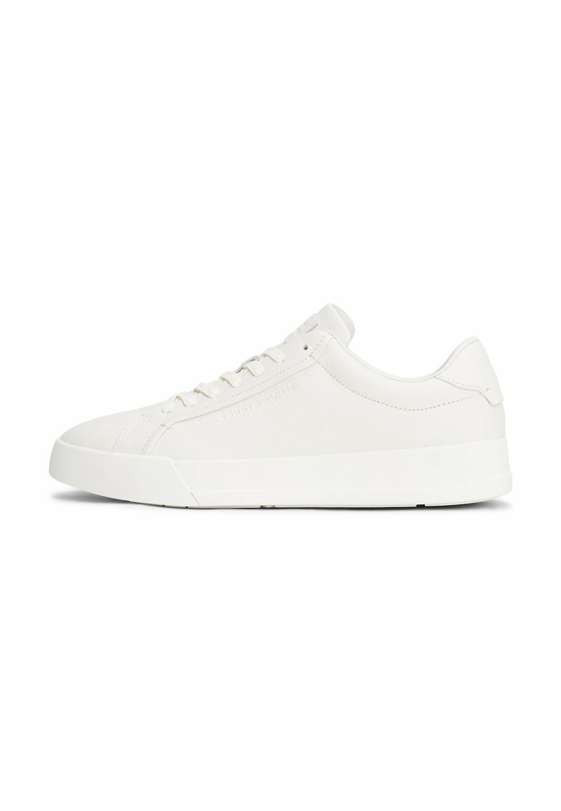 Zapatillas de cuero texturizado blancas con suela de goma, punta redonda y cierre de cordones. El diseño presenta acentos minimalistas y bordes suaves.