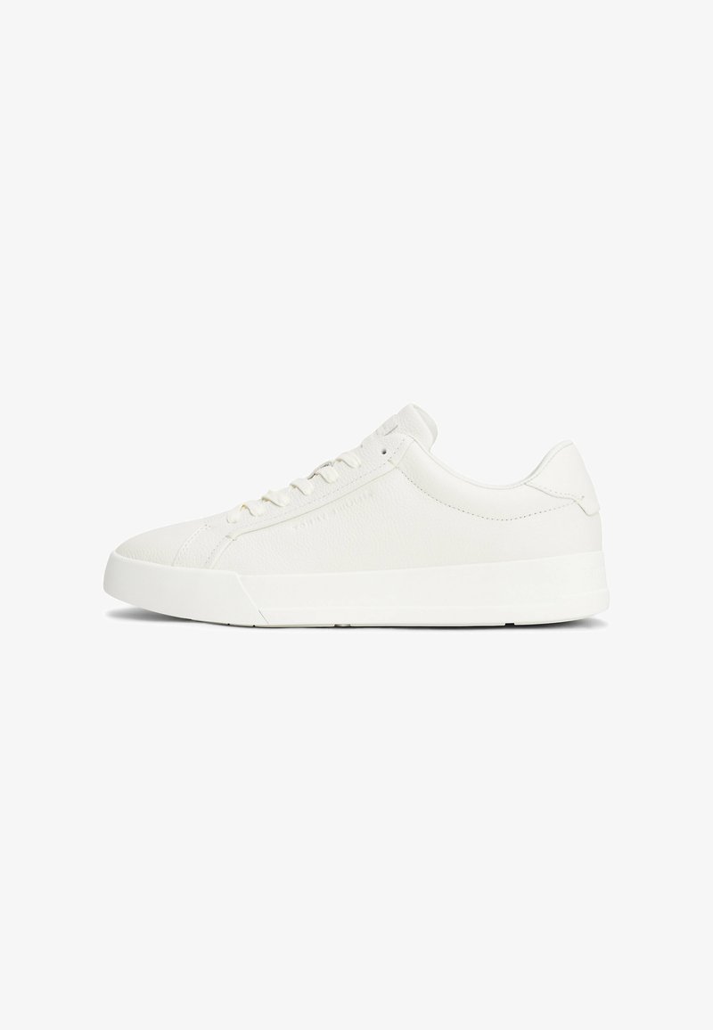 Witte gestructureerde leren sneakers met een rubberen zool, ronde neus en vetersluiting. Het ontwerp heeft minimalistische accenten en gladde randen.
