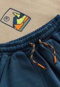 Next BACKPRINT AND JOGGERS SET - Tepláková súprava - stone mountain scene