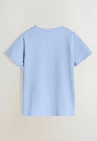 Camiseta de manga corta color azul claro hecha de algodón suave, con cuello redondo y costuras limpias, con una textura lisa y uniforme.