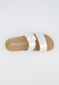 Sandal in cuoio bianco con due cinturini simili a seta e una fibbia rettangolare argentata; soletta imbottita color tan con logo "paul green" in rilievo.
