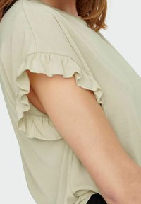 ONLY MIT KURZEN ÄRMELN GERÜSCHTES - T-shirt basic - sandshell