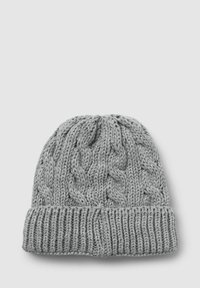 Berretto lavorato a maglia grigio con motivo a treccia e bordo a costine. Caratterizzato da una consistenza morbida e un design a cupola. Adatto per il freddo.
