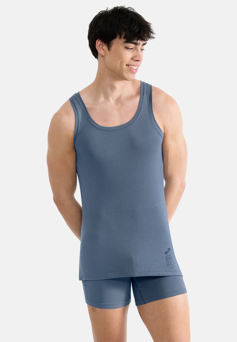 Débardeur bleu clair et short assorti en tissu lisse et extensible. Le débardeur présente un col rond et des bretelles larges.