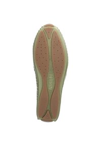 Suela de zapato con un exterior de goma verde y una plantilla texturizada en color beige, con orificios de ventilación y un logo, diseñada para la comodidad.