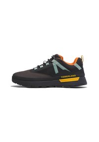Scarpe sportive nere e marrone scuro con parte superiore in rete, dettagli verde menta, colletto arancione e logo giallo. Presentano una suola testurizzata e lacci resistenti.