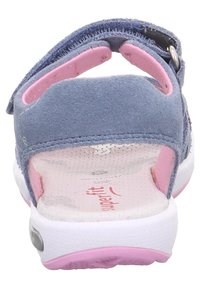 Sandal in suede blu con un accento rosa sul tallone, dotata di una fascia regolabile e suola bianca texturizzata con logo sulla soletta.