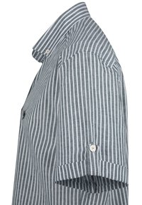 Pasiasta lniana koszula w odcieniu szaro-białym, z kołnierzykiem zapinanym na guziki i krótkimi rękawami z detalem guzika przy mankiecie.