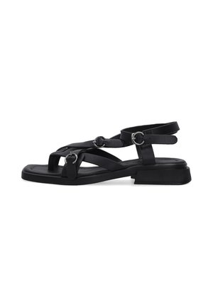 Sort flad sandal med flere remme, sølvspænde detaljer og en tekstureret sål, vist fra siden på en hvid baggrund.