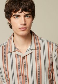 Next TEXTURED STRIPE SHORT SLEEVE WITH CUBAN COLLAR  - REGULAR FIT - Skjorter - purple