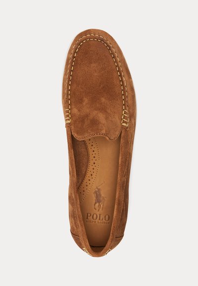 Mocassin en daim marron à enfiler avec coutures visibles et logo Polo Ralph Lauren sur la semelle intérieure en cuir beige, vue de dessus.