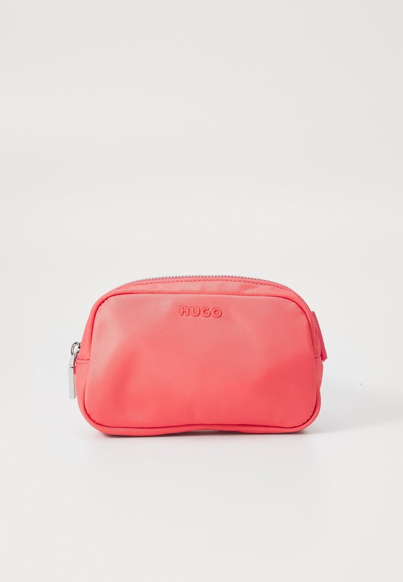 Petite pochette zippée rectangulaire rose vif avec le logo « "HUGO" » embossé sur le devant, posée sur un fond blanc uni.