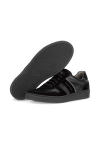 Zwarte sportschoenen van suede en leer, met een rubberen zool met een visgraatpatroon, vetersluiting en contrasterende zijstrepen.