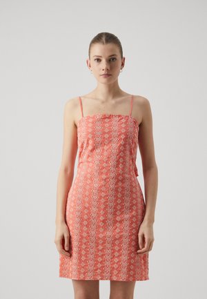 PCAMIRA SLIP DRESS - Vapaa-ajan mekko - georgia peach/white