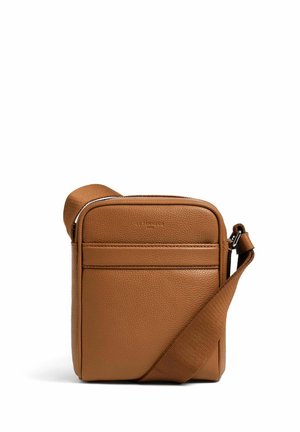 Borsa a tracolla in pelle marrone con finitura testurizzata, chiusura a zip e tracolla regolabile. Presenta una tasca frontale e un design minimalista.