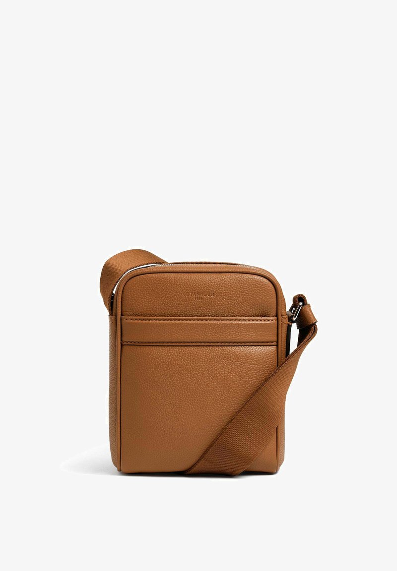Borsa a tracolla in pelle marrone con finitura testurizzata, chiusura a zip e tracolla regolabile. Presenta una tasca frontale e un design minimalista.