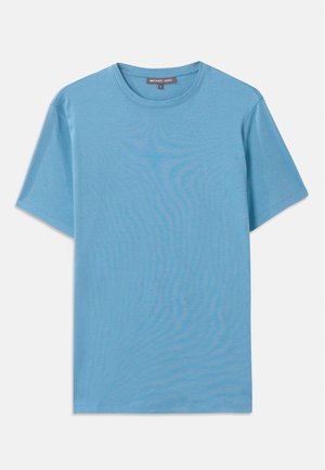 T-shirt de algodão azul claro com gola redonda, mangas curtas e um pequeno logotipo bordado no peito. Textura suave, design simples.