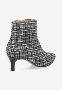 Schwarz-weißer Tweed-Ankle-Boot mit spitzem Zehenbereich und kurzem, schlanken Absatz. Strukturiertes Gewebe mit eingewebten Mustern. Glatte Innenausstattung.