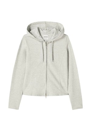 Sudadera con capucha y cremallera en gris claro, con mangas largas, capucha con cordón y costuras ajustadas, mostrada extendida sobre un fondo blanco.