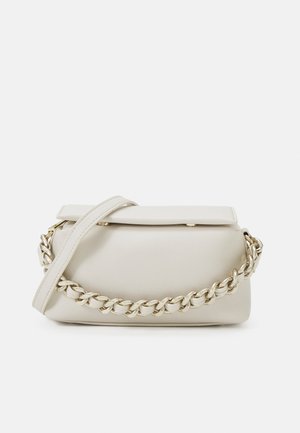 Sac à main en cuir crème avec rabat supérieur, détail chaîne épaisse dorée et bandoulière en cuir assortie.