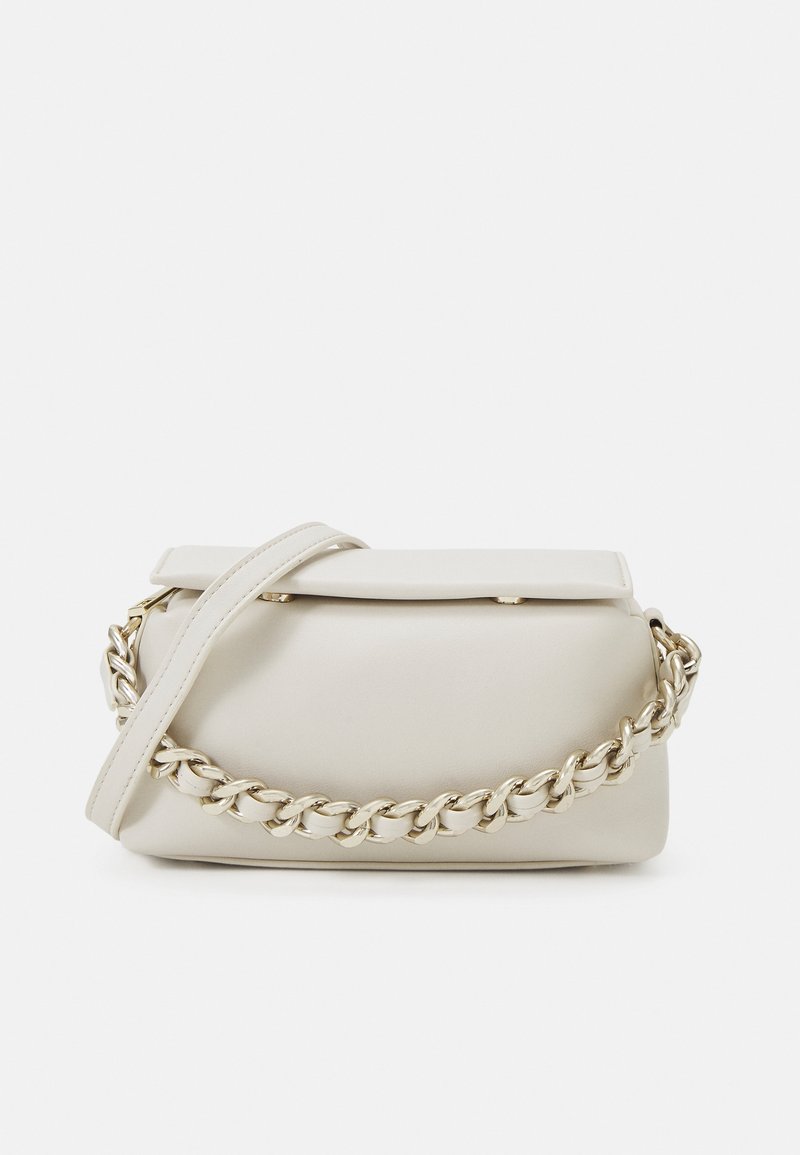Sac à main en cuir crème avec rabat supérieur, détail chaîne épaisse dorée et bandoulière en cuir assortie.