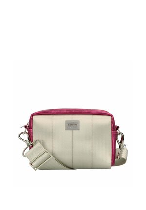 Suorakaiteenmuotoinen olkalaukku, jossa beige kangaspinta edessä, fuksian väriset reunukset, säädettävä beige hihna ja hopeiset klipsit, merkintä "Globe Hope."