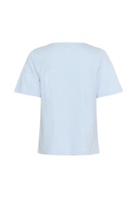 Camiseta de manga corta azul claro con escote redondo, hecha de una tela suave, con un corte holgado y sin patrones o detalles visibles.