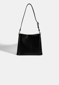 Zwarte leren handtas met een slank ontwerp, rechthoekige vorm en een enkele verstelbare schouderband. Voorzien van subtiele stiksels en een soepele textuur.