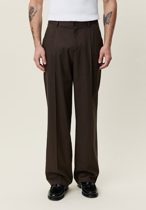 Les Deux, PLEATED TWILL SUIT PANTS - Ülikonnapüksid - delicioso brown