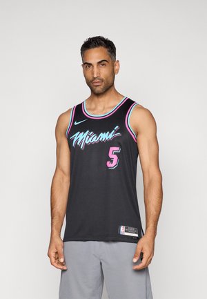 Tricou de baschet negru cu inscripția "Miami" în scris vibrant albastru și roz, numărul "5" în roz, cu o textură de plasă și eticheta logo-ului NBA.