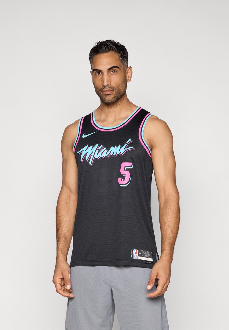 Svart baskettröja med "Miami" i livfull blå och rosa stil, nummer "5" i rosa, med ett nätliknande mönster och NBA-logotag.