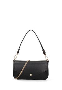 Borsa a mano in pelle nera con tracolla a catena, chiusura a soffietto e bottone a scatto dorato. Presenta una superficie texture e un design angolare.