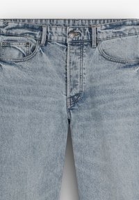 Helle blaue Denim-Jeans mit geradem Schnitt, ausgestattet mit einem Knopfverschluss, fünf Taschen und dezentem Ausbleichen im Stoff.