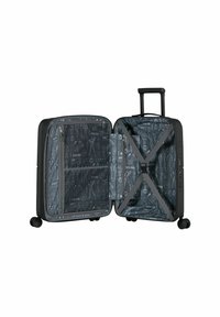 Zwarte koffer met een harde schaal, voorzien van een grijze binnenkant met een patroon. Inclusief een uittrekbare handgreep en wielen voor mobiliteit.
