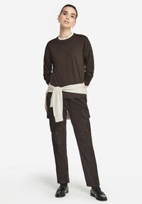 Falconeri ROUND NECK - Stickad tröja - braun chocolate garment dyed