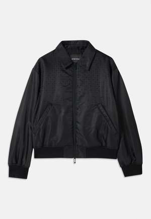 Schwarze Bomberjacke mit einem Reißverschluss, ausgestattet mit einer glatten Satin-Oberfläche, Seitentaschen und einem gepunkteten Muster auf der Vorderseite. Rippbündchen und Saum.