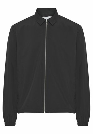 Fekete, könnyű dzseki galléros nyakkal, teljes hosszúságú cipzárral és rugalmas mandzsettákkal. Sima textúra, látható minták vagy díszítések nélkül.