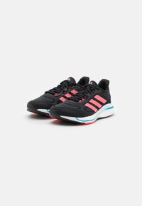 Zwarte sportieve schoenen met paarse strepen, gemarmerde mesh bovenkant, witte tussenzool en blauwe accenten op de zool. Lichtgewicht ontwerp ideaal voor sport.