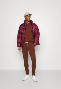 Tommy Hilfiger PIMA ORG CTN CASHMERE CREW NECK - Camisola - heritage brown