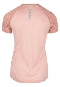 Lichtroze sportshirt met raglanmouwen in een donkerdere koraalkleur, met een gestructureerde stof en een logo nabij de halslijn.