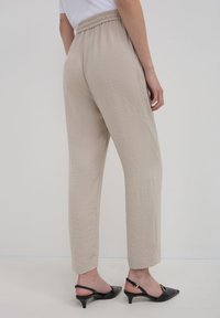 Calliope JOGGER  - Pantalon de survêtement - beige