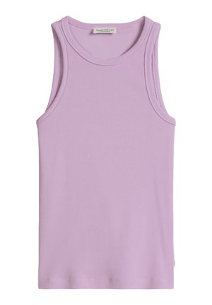 Hihaton, laventelin värinen ribbineulottu toppi pyöreällä pääntiellä ja Marc O’Polo -merkinnällä kauluksen sisäpuolella takana.