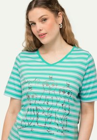 Ulla Popken STRIPED ANIMAL GRAPHIC - Camiseta estampada - turquoise green