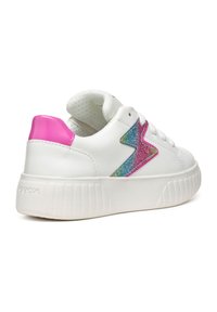 Białe sneakersy z teksturowaną podeszwą, zdobione błyszczącym niebieskim i różowym wzorem błyskawicy oraz błyszczącym różowym akcentem na pięcie.