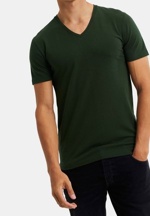 Mørkegrøn kortærmet V-hals t-shirt, lavet af blødt stof med en tætsiddende pasform. Sømløse kanter og subtil struktur giver et rent udseende.
