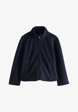 Tamnoplava flis jakna s cijelim prednjim rajsferšlusom, dva bočna džepa i uspravnim ovratnikom, prikazana na bijeloj pozadini.