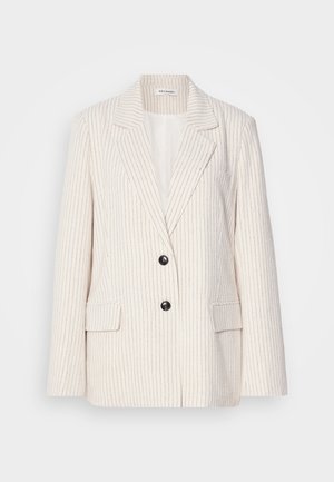 Blazer crème avec des rayures verticales, revers cranté, deux boutons noirs et poches avant. Tissu texturé avec une coupe structurée.