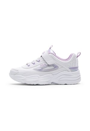 Zapatilla FILA blanca y lavanda con suela gruesa, cordones y una tira de Velcro sobre fondo blanco, vista lateral hacia la izquierda.