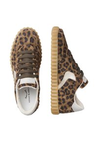 Sneaker con stampa leopardata in suede, con suola in gomma testurizzata, dotata di lacci marroni, dettagli bianchi e interno imbottito.